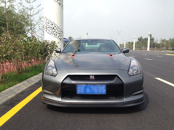 09年日產(chǎn)GTR，3.8T雙渦輪，全時四驅(qū)，百公里加速2.7秒